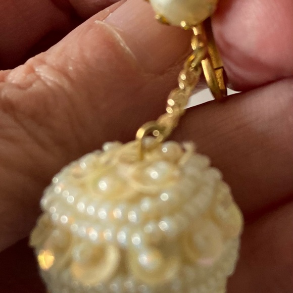 ♥️🖤Host Pick🖤♥️  Faux Pearl and Sequin Clip on Vintage Earrings. Just Darling!! - Picture 4 of 6